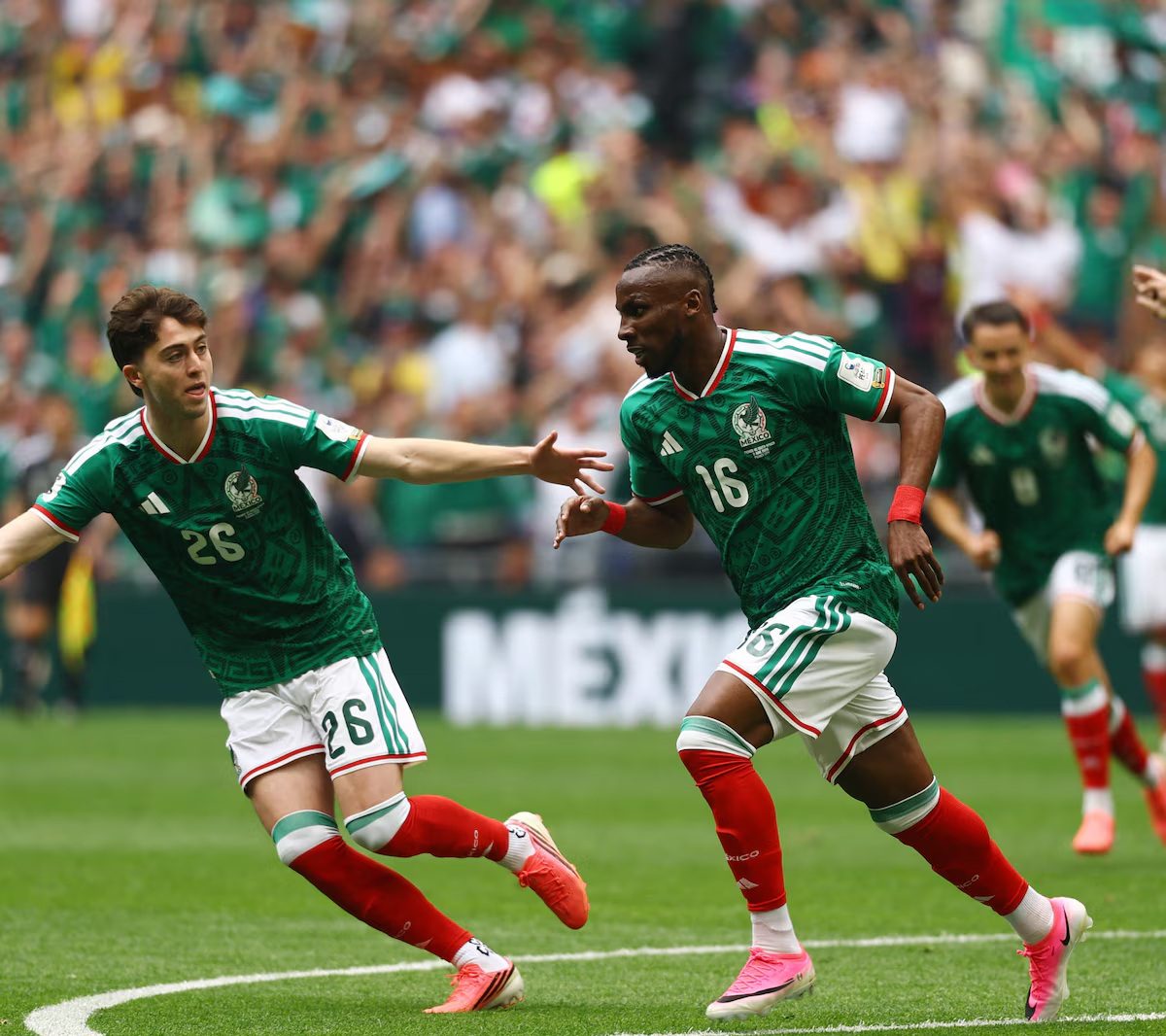 México vence 2-0 a Sudáfrica