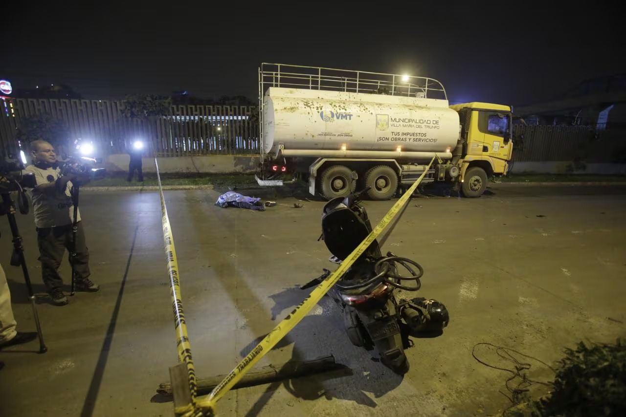 Motociclista falleció tras chocar con cisterna