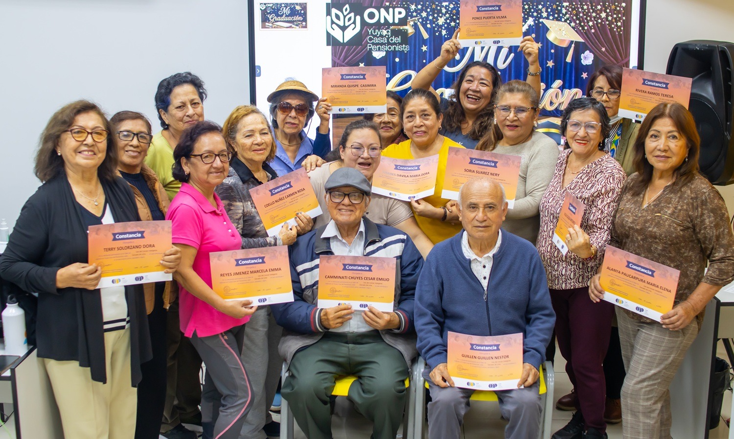 Pensionistas de la ONP fortalecen lazos familiares aprendiendo herramientas digitales en el Día del Padre