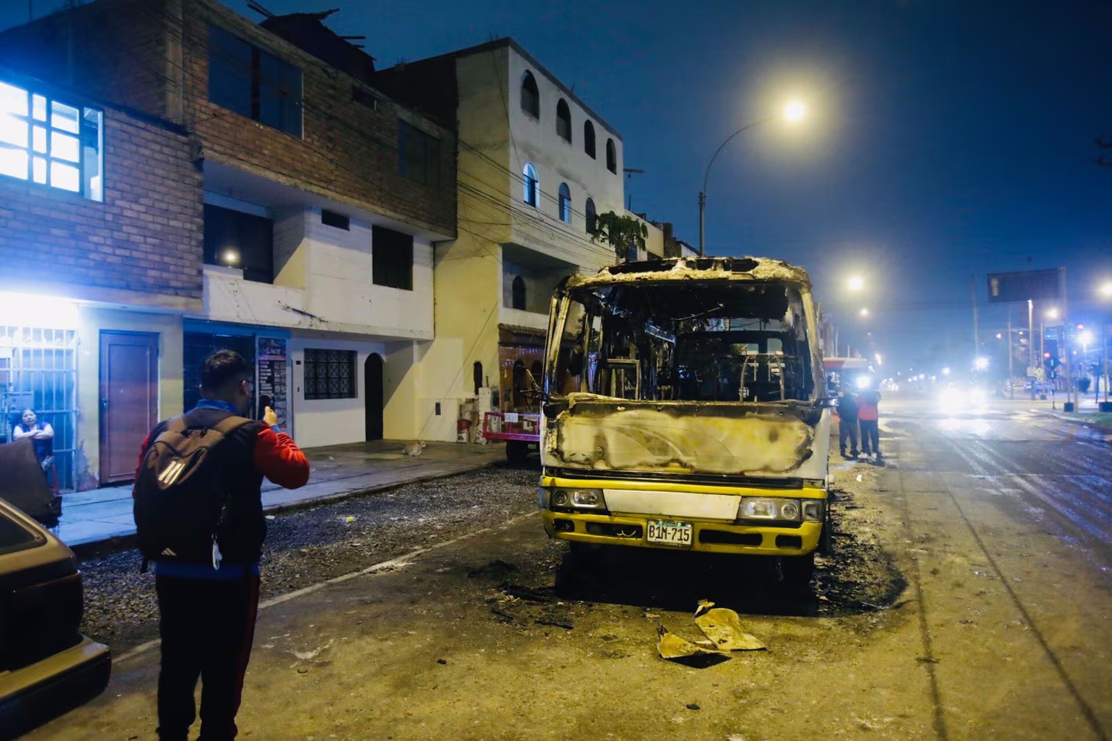 Prenden fuego a cúster en el Callao