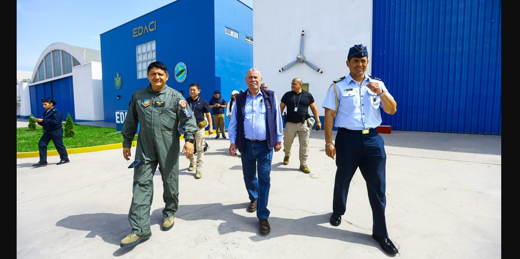 Presidente del Congreso destaca rol estratégico de la Escuela de Aviación Civil de la FAP
