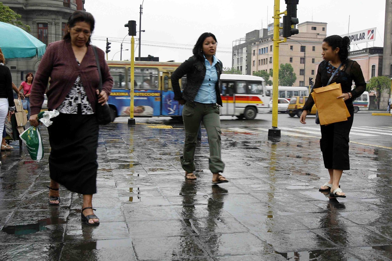 Lima amanece bajo una intensa llovizna