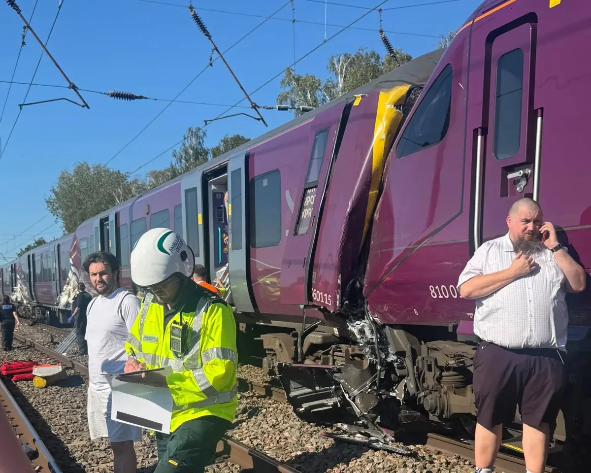 Colisión de trenes en Londres deja un muerto