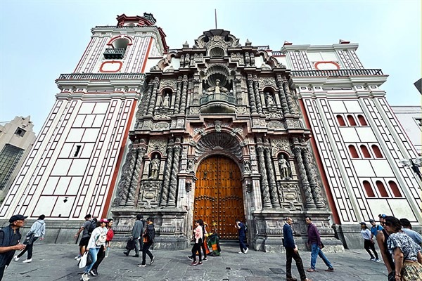 Asalto a balazos en iglesia del Centro de Lima desata pánico