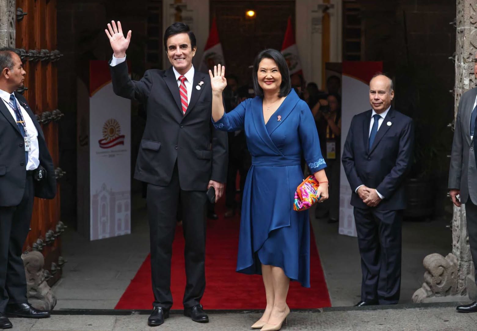 Keiko Fujimori jura y recibe la banda presidencial del Perú