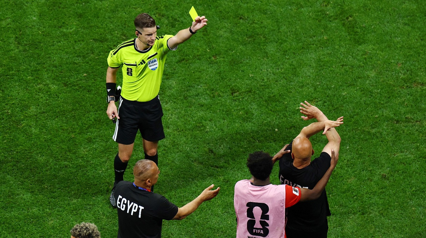 Egipto estalla contra la FIFA: técnico pide expulsar al árbitro tras polémica derrota ante Argentina