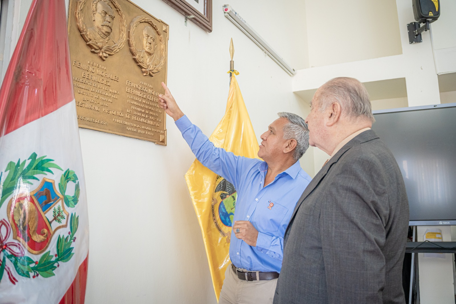 Alcalde de Huaral condecora a jurista Ántero Flores-Aráoz