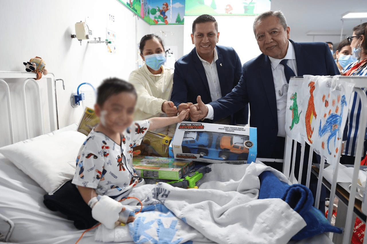 Ministro Freddy Solano visitó a Benjamín y constató su favorable recuperación tras el ataque de un perro en Chiclayo