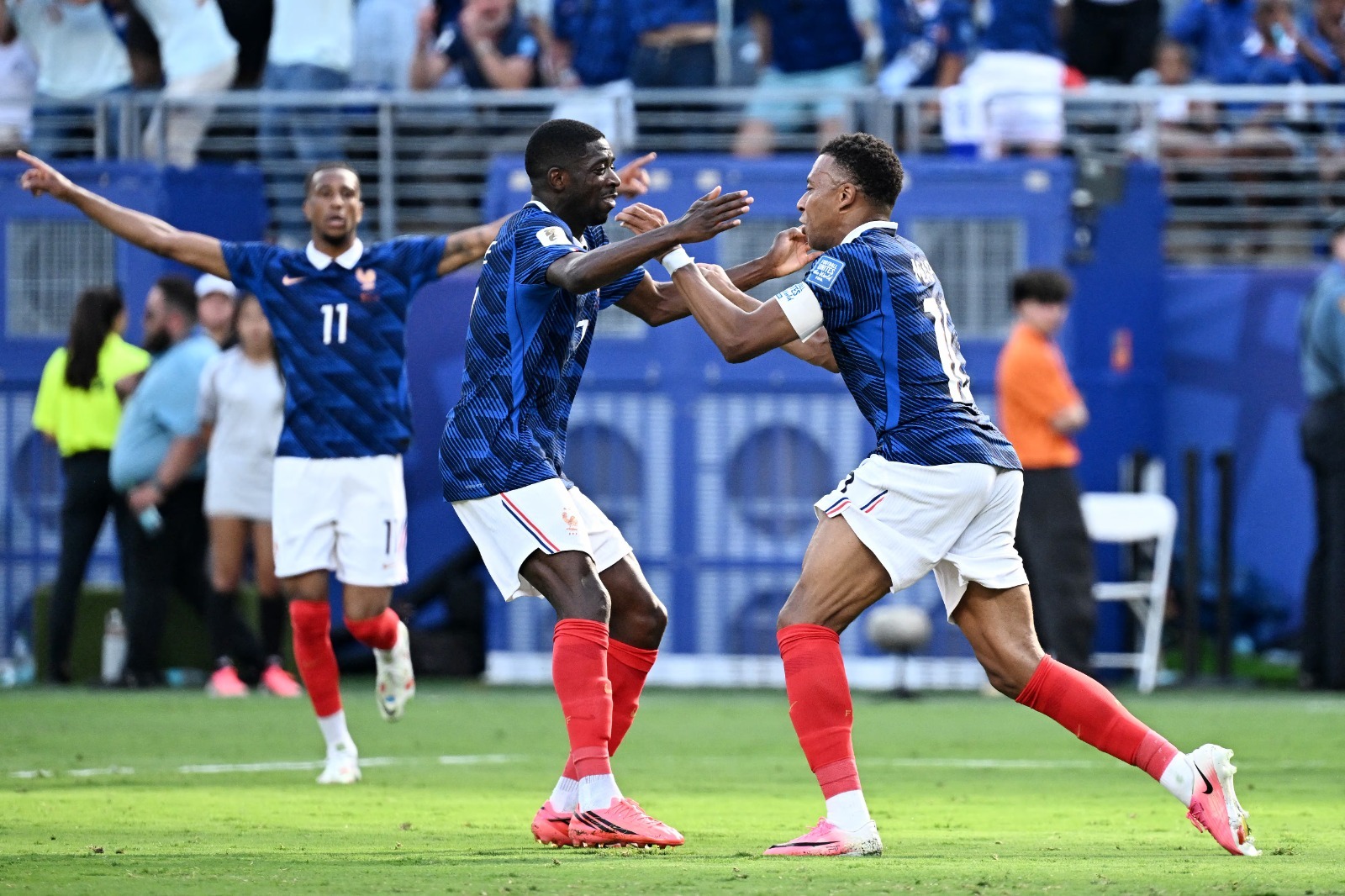 Francia goleó 3-0 a Suecia