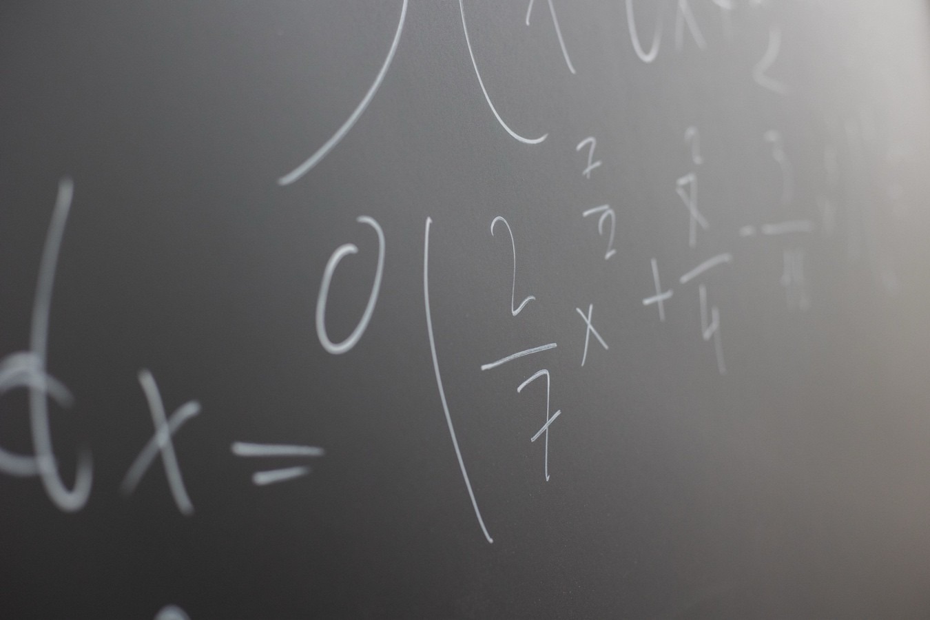 Monedas al aire y datos que no miramos: cómo la matemática manda en Perú sin que nadie se entere