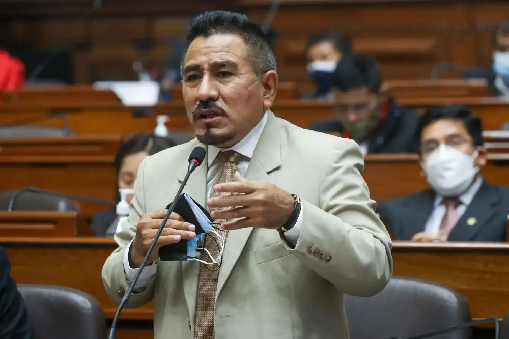 Jorge Marticorena jura como nuevo ministro de Educación tras renuncia de María Cuadros