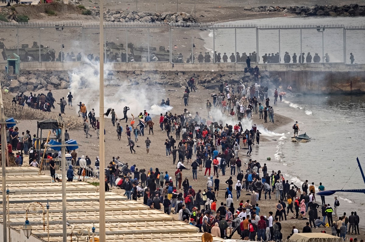 Miles de personas invaden Ceuta desde Marruecos