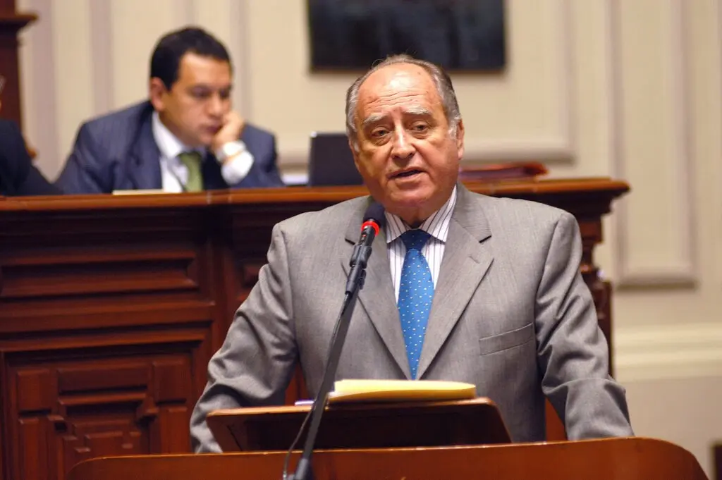 Antero Flores-Araoz orienta a los nuevos parlamentarios