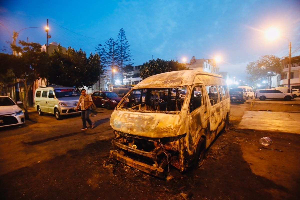 Delincuentes incendian una combi en el Callao