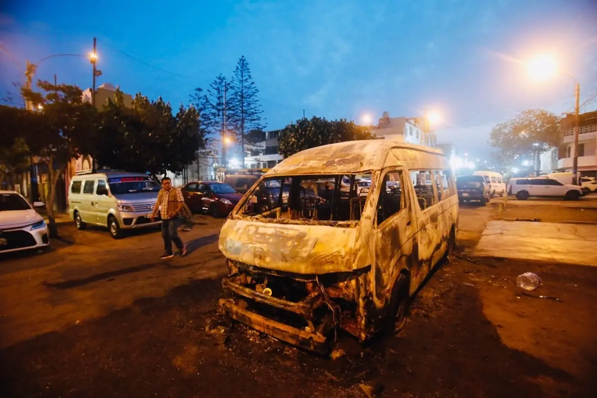 Delincuentes incendian una combi en el Callao