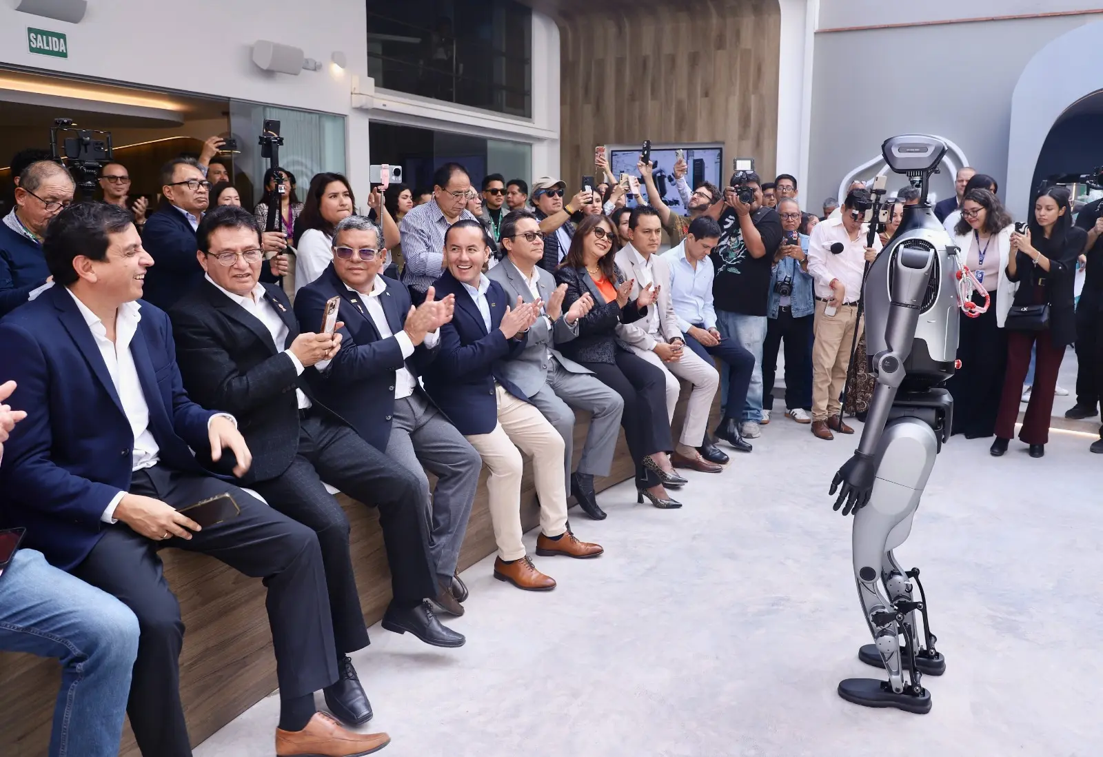 Universidad Señor de Sipán presentó robot humanoide de última generación para fortalecer la investigación y la formación académica