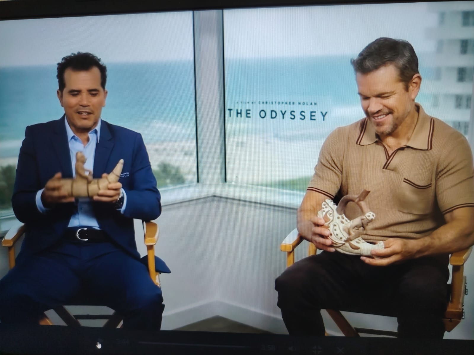 Protagonistas de la película La Odisea reciben caballos de totora como regalo a la épica conexión con el caballo de Troya