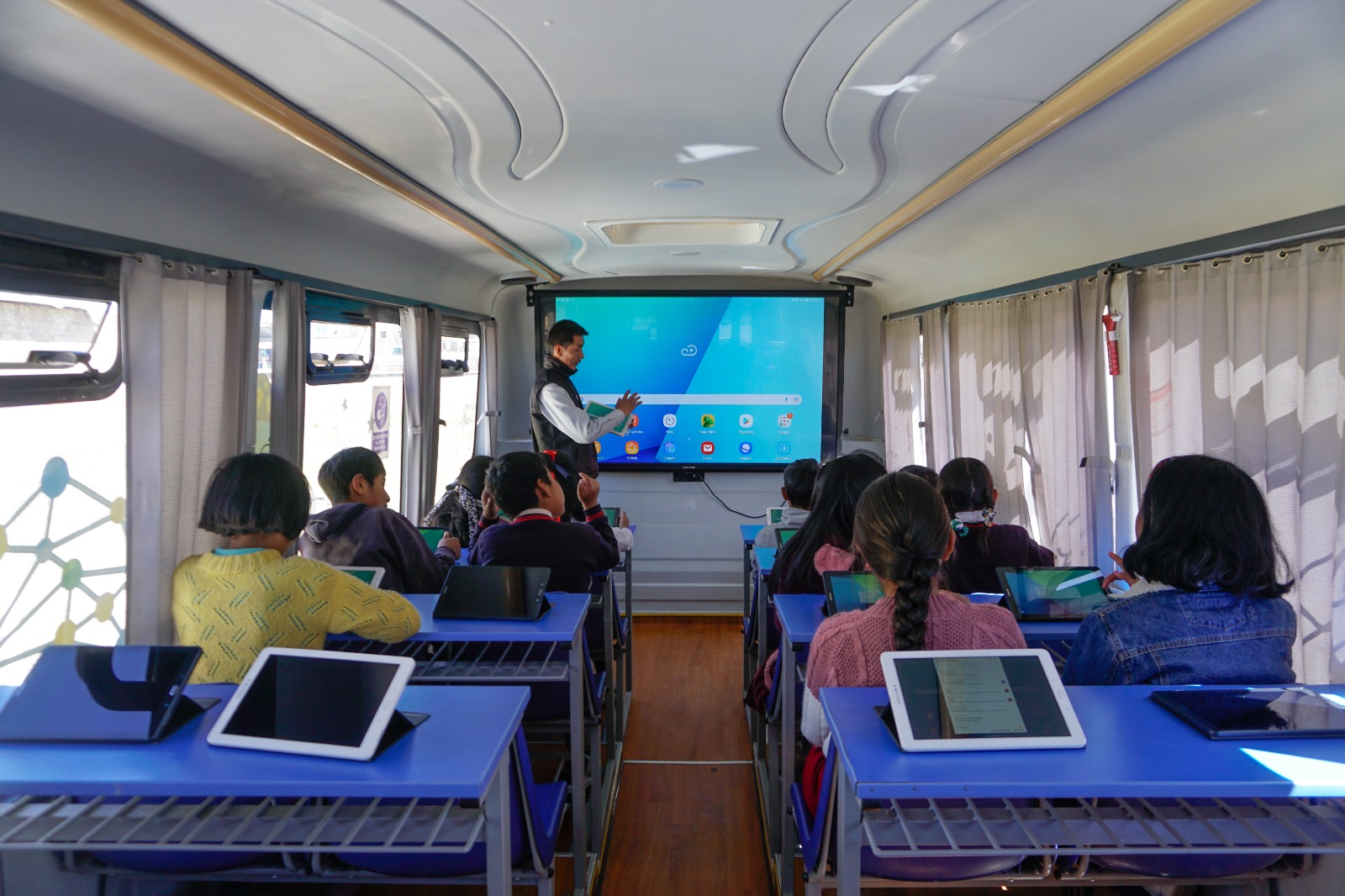 Bus escuela móvil inició su recorrido 2026 para acercar aprendizaje e innovación a 1,750 estudiantes de las comunidades campesinas de espinar
