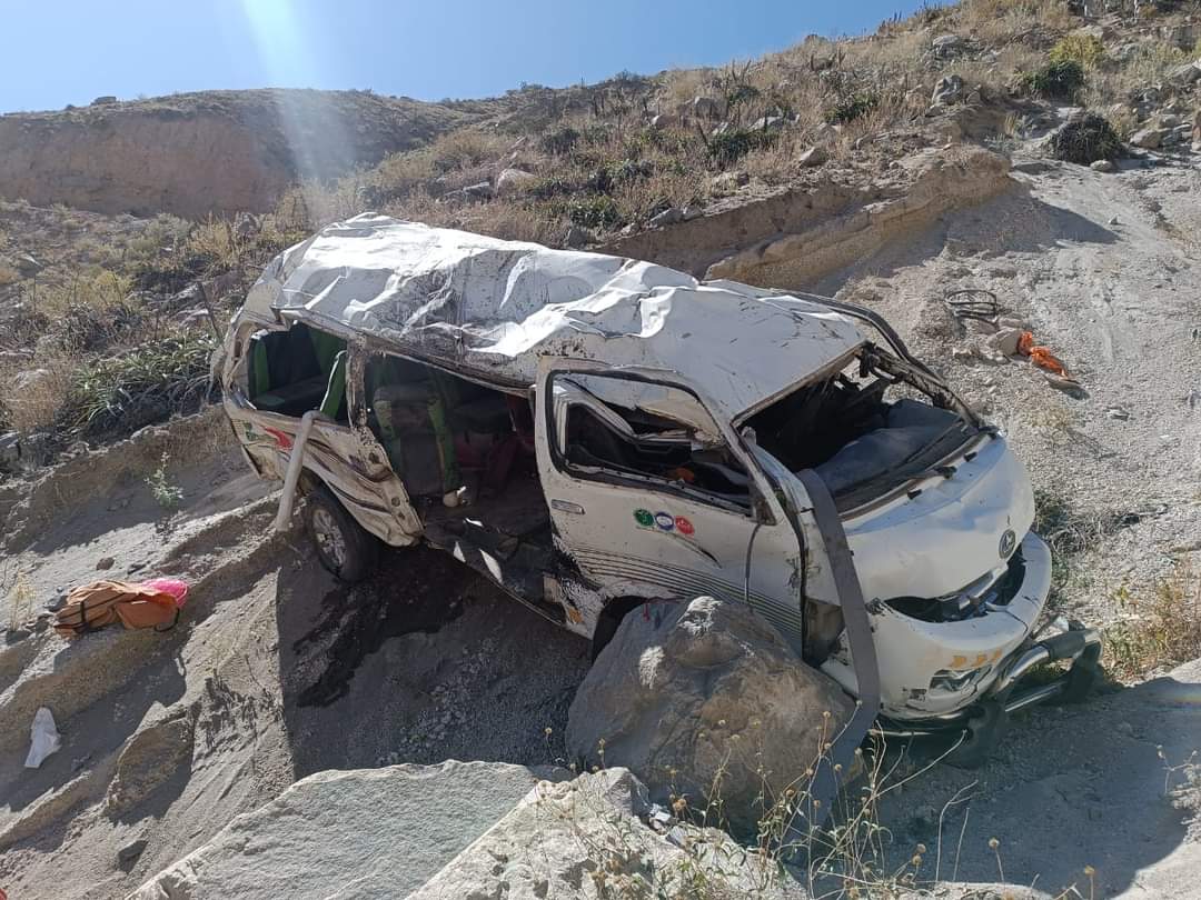 Combi cae a abismo y deja 14 fallecidos