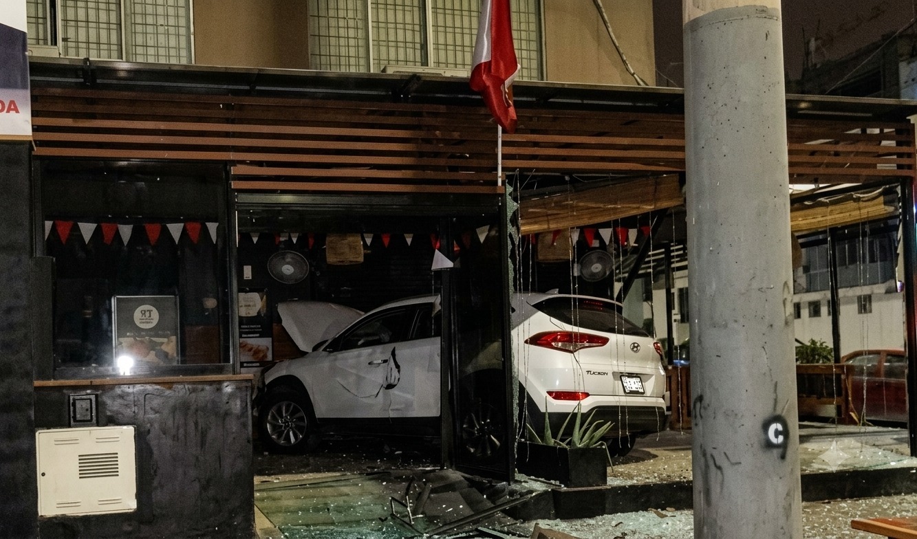 Camioneta termina dentro de restaurante