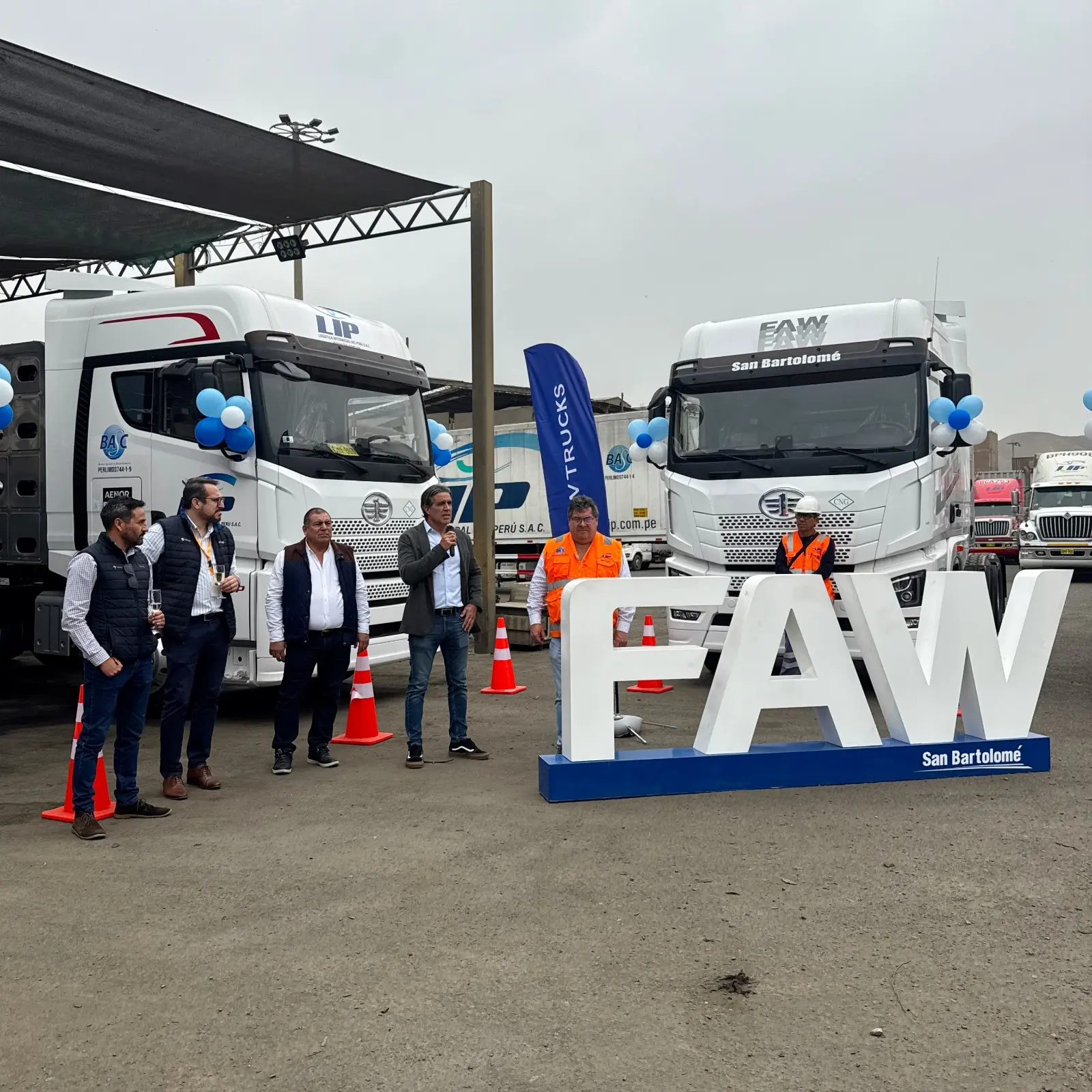 FAW, con el respaldo de San Bartolomé, entrega ocho modernos remolcadores JH6 480 HP GNV para fortalecer el transporte de carga pesada en el Perú