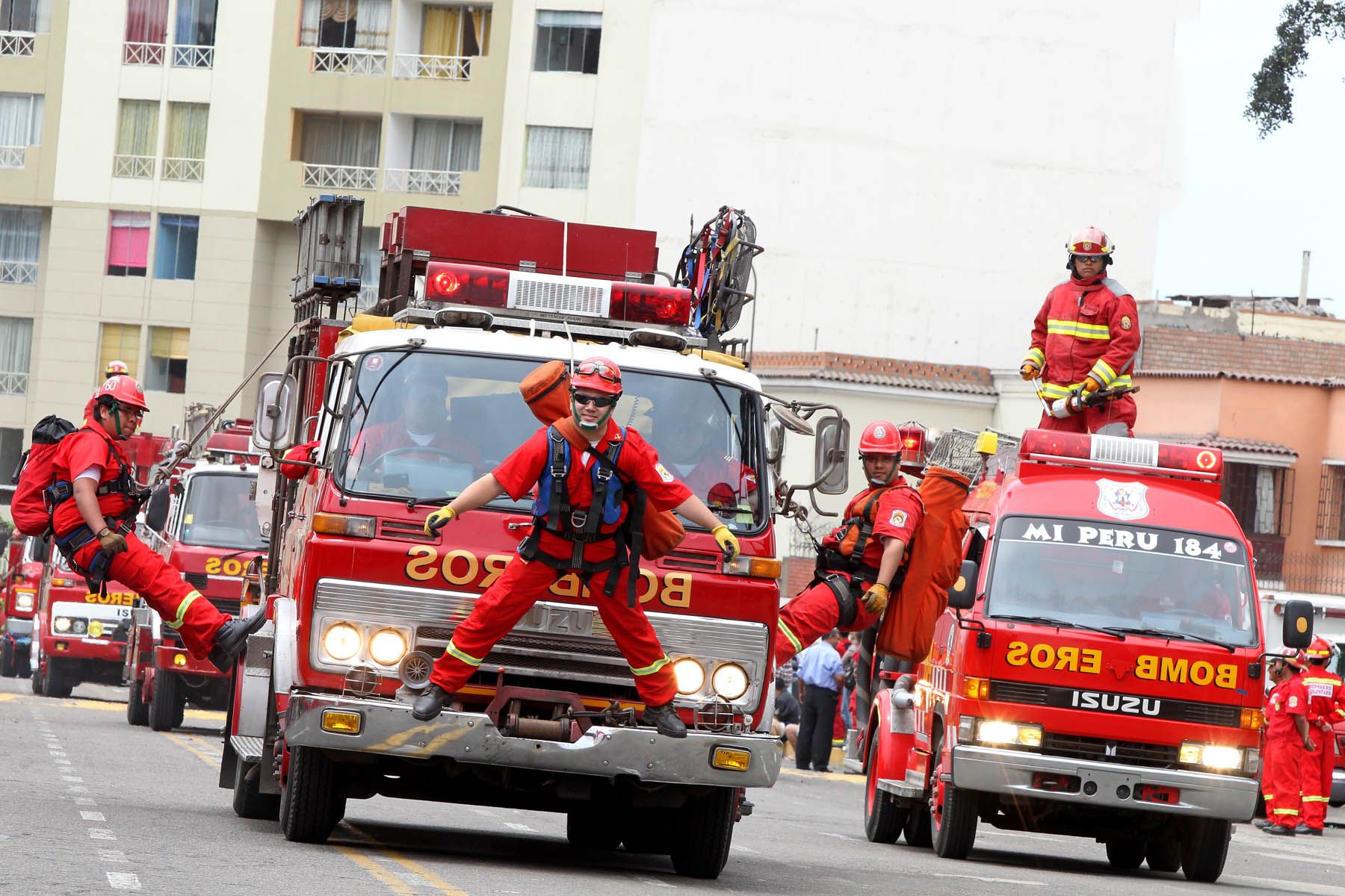 Bomberos se retiran de la Gran Parada Militar del 29 de julio