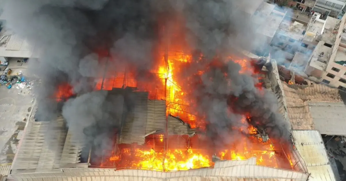Ate: incendio consumió almacén de limpieza