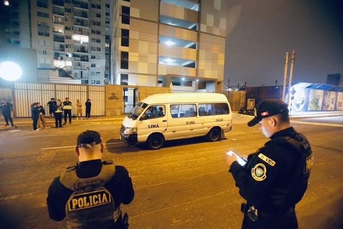 Atacan a balazos a combi de la ruta Lima-Callao