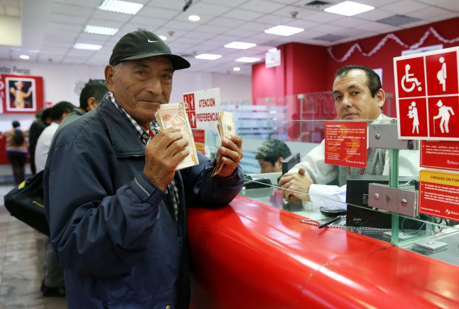 Bancos y aseguradoras podrían administrar jubilaciones en Perú
