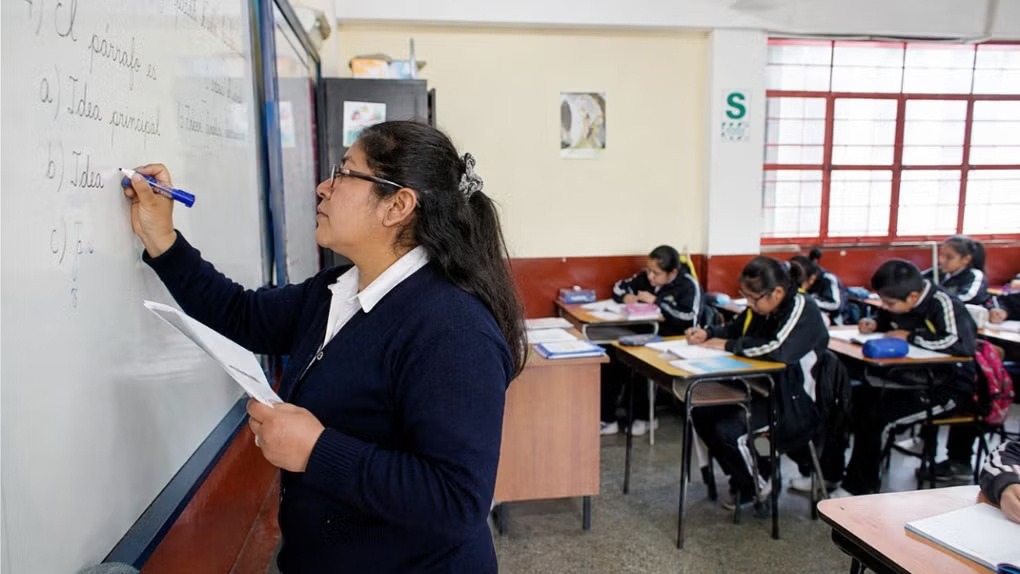 Entregan el Bono S/ 487 para docentes o auxiliares