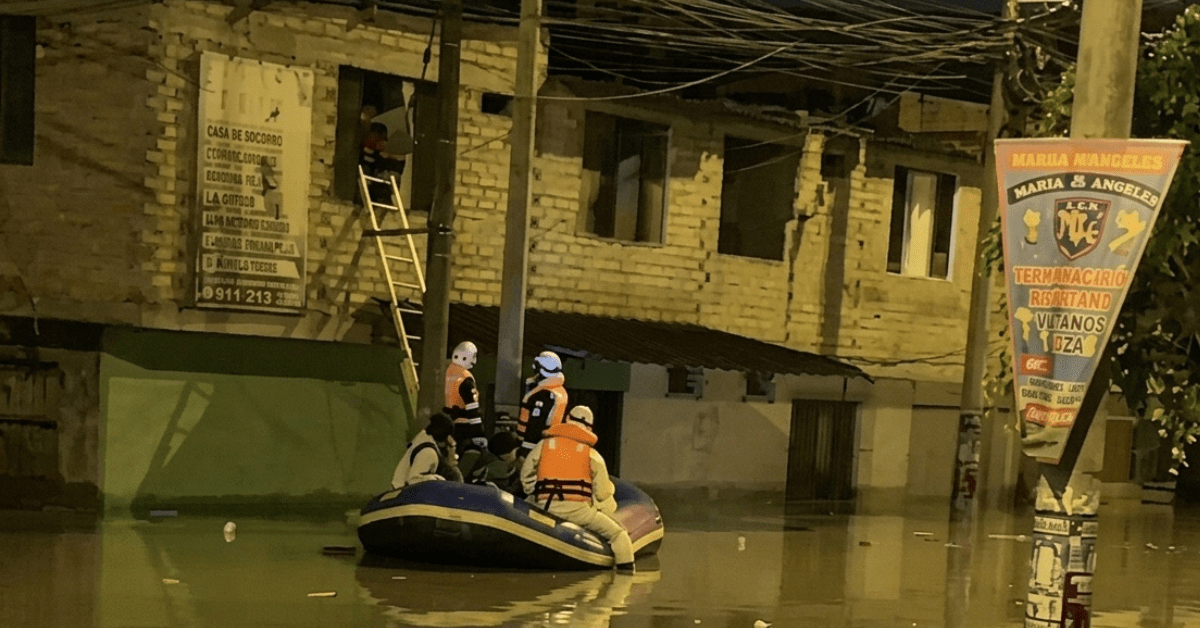 Fuerte lluvia genera aniegos y afecta Villa El Salvador, Villa María del Triunfo y Chorrillos