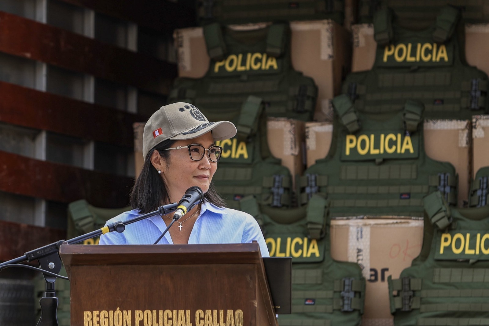 Keiko entrega 900 chalecos antibalas a policías y promete combatir crimen con autoridad