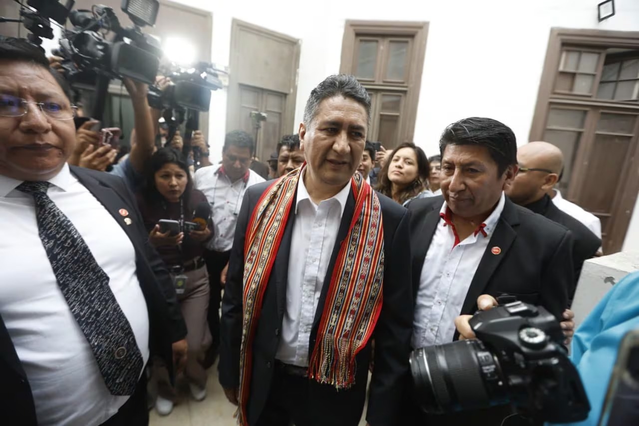 Cerrón reaparece y dice que siempre estuvo en Perú