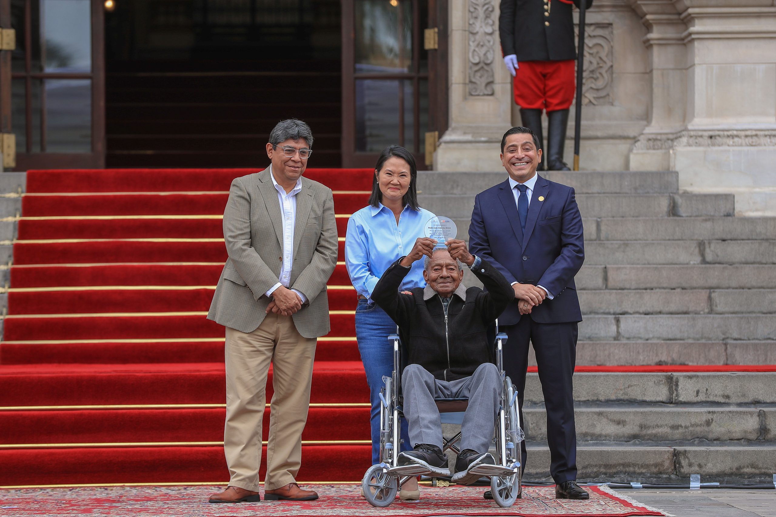 Keiko anuncia aumento progresivo de pensiones
