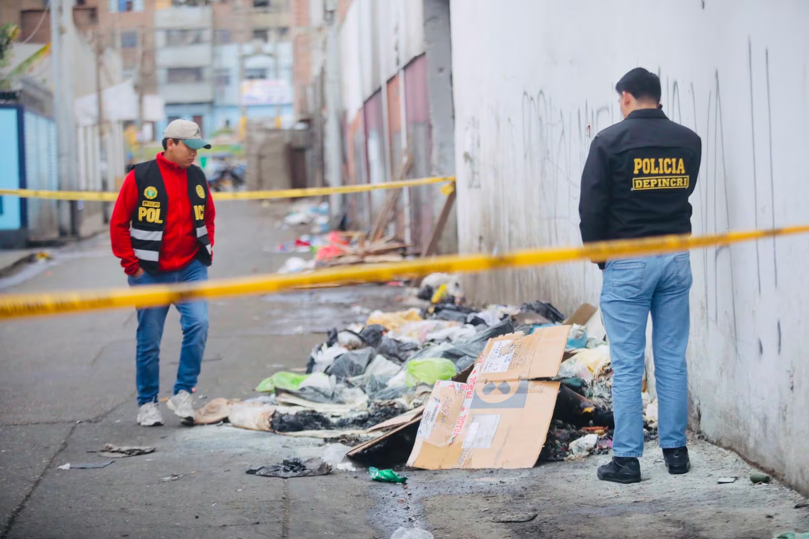 Hallan cadáver de una mujer frente a posta