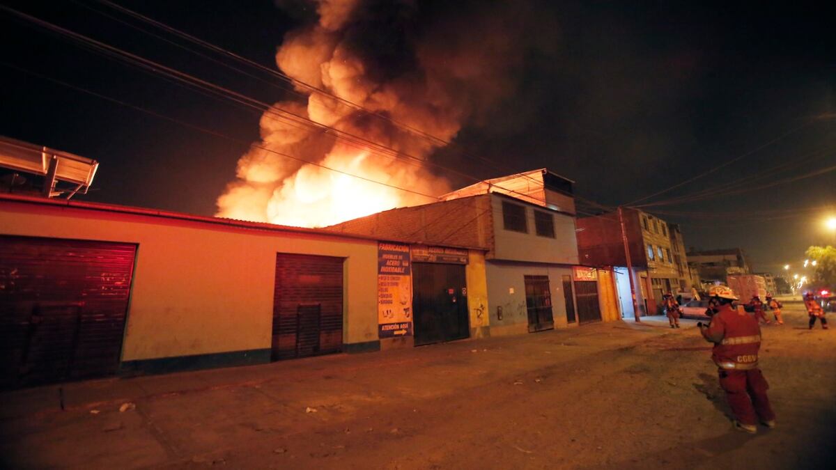 Incendio consume almacén de productos reciclables