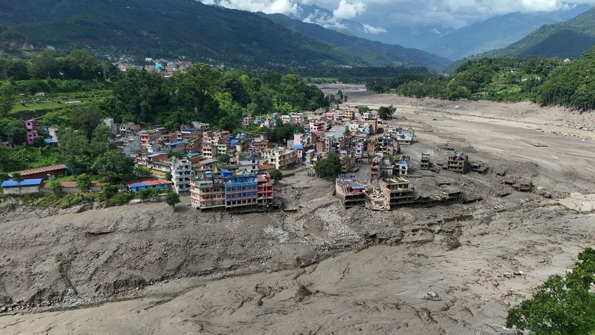 Inundación en Nepal deja más de 90 muertos y 400 desaparecidos cerca del Tíbet