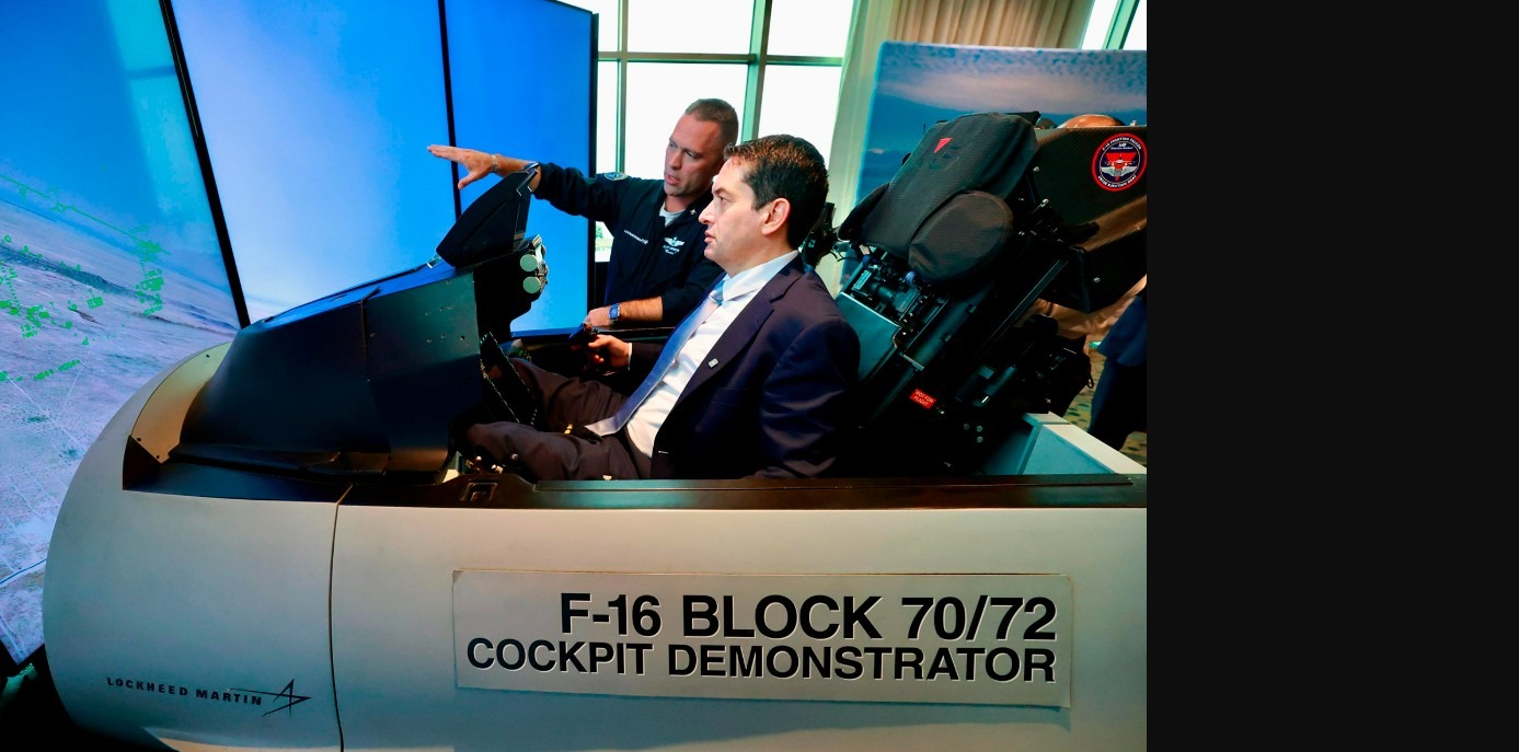 Presidente del Congreso prueba capacidades operativas del F-16 Block 70 en simulador de vuelo