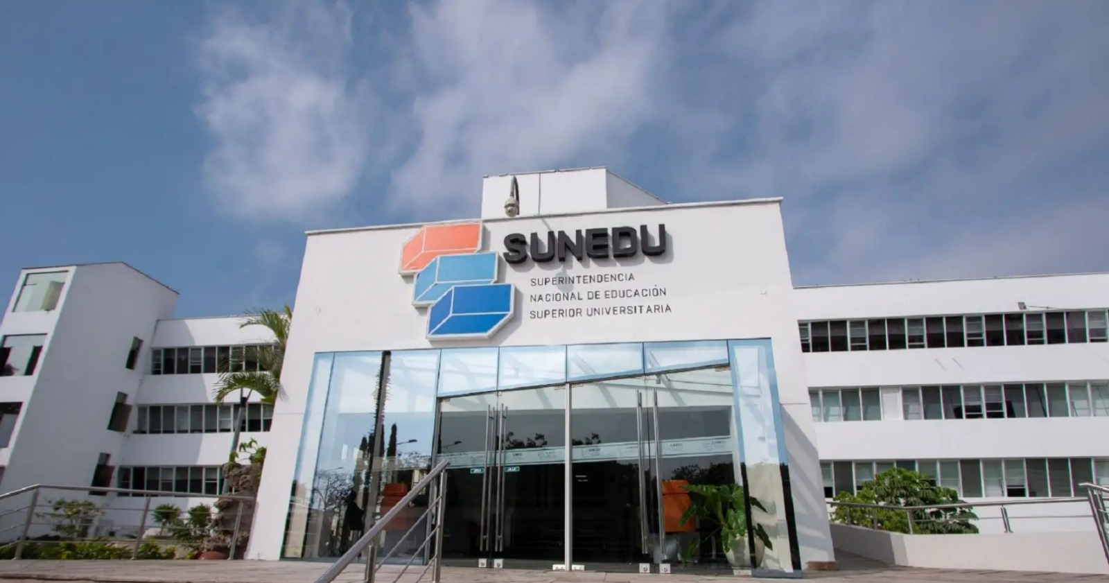 Sunedu recibe visita del senador Jorge Gavidia para analizar retos pendientes de la educación superior