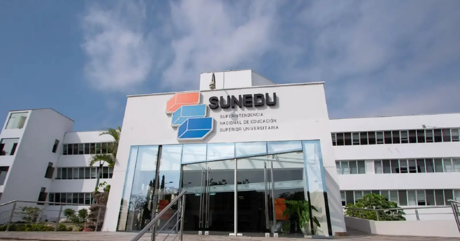 Sunedu recibe visita del senador Jorge Gavidia para analizar retos pendientes de la educación superior