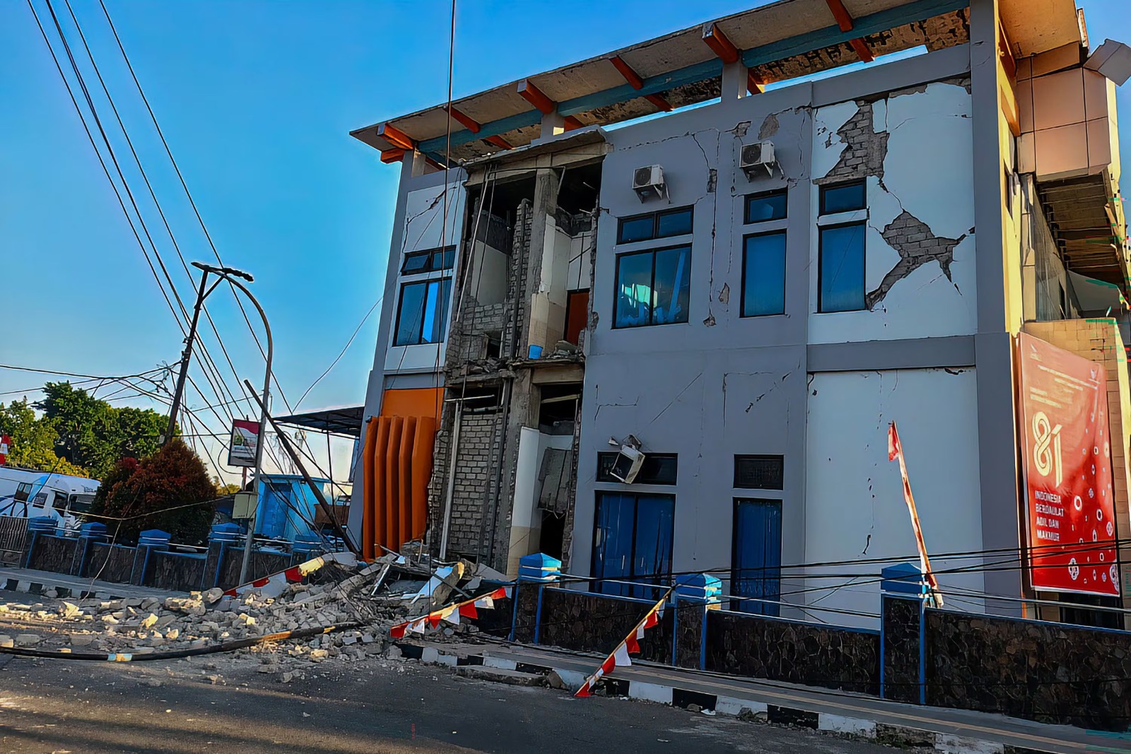 Un terremoto de 7,7  sacudió Indonesia