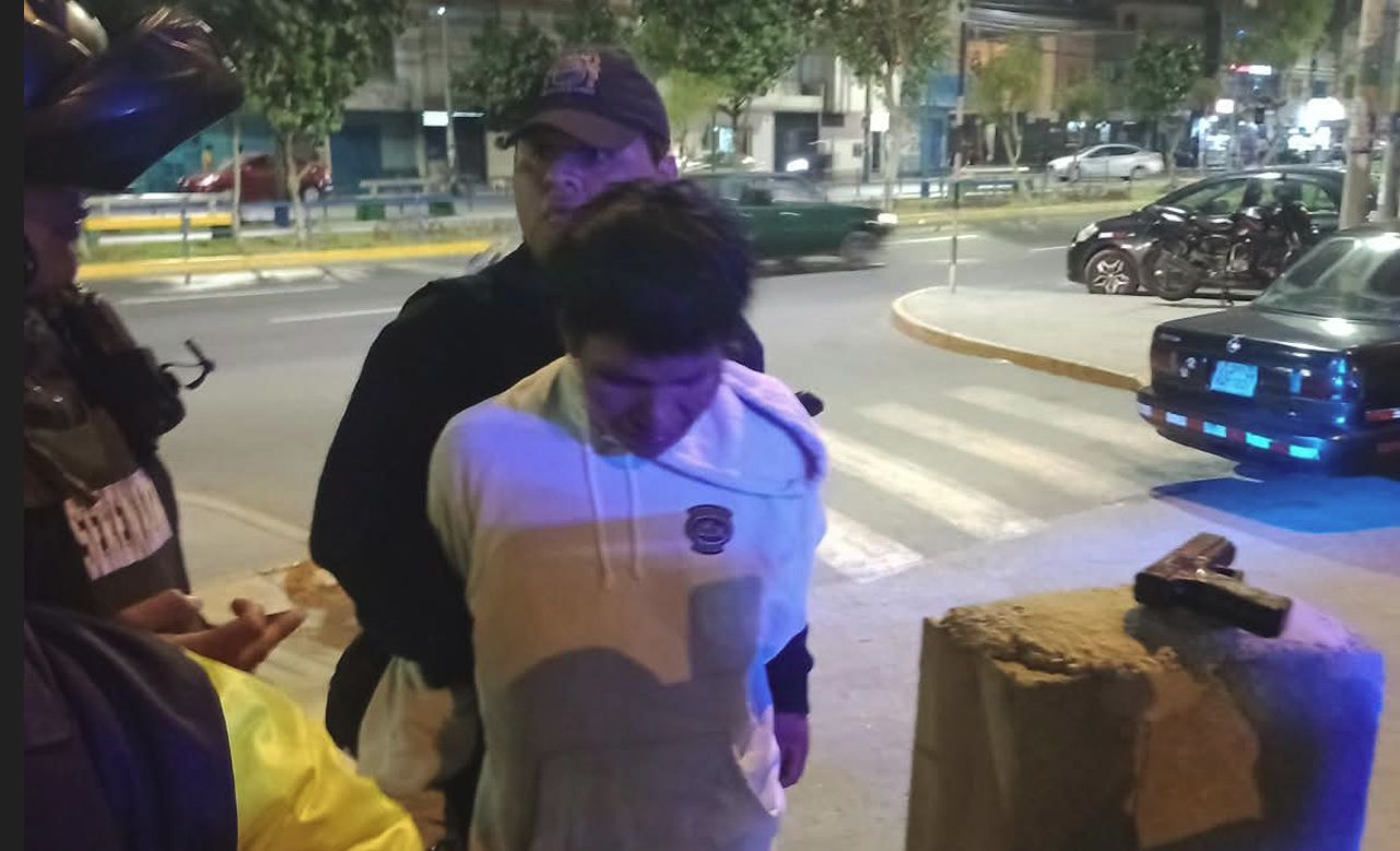 SMP: Serenos intervienen a sujeto que asaltaba con arma de fuego, cámaras de seguridad fueron determinantes para su captura