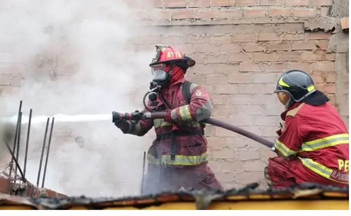 Incendio destruye barbería en Barrios Altos y deja a un bombero herido tras explosión