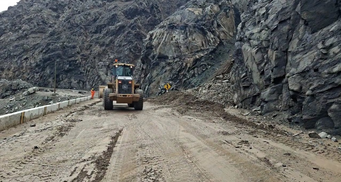 Huaicos bloquean la Panamericana Sur en Arequipa y dejan a cientos de vehículos varados