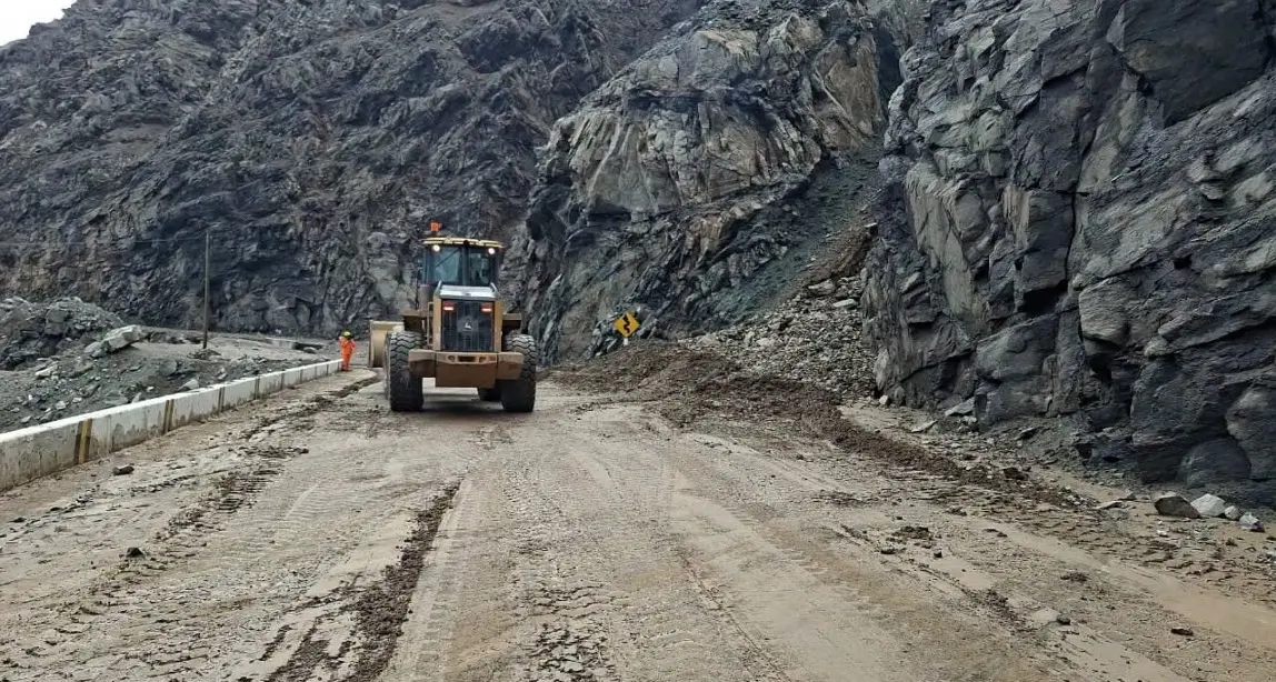 Huaicos bloquean la Panamericana Sur en Arequipa y dejan a cientos de vehículos varados