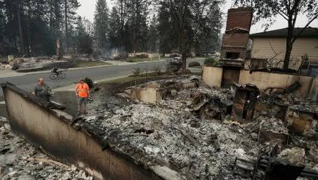 Incendios forestales en EE.UU. arrasan viviendas y obligan a evacuar a miles en varios estados