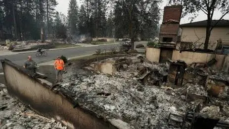 Incendios forestales en EE.UU. arrasan viviendas y obligan a evacuar a miles en varios estados