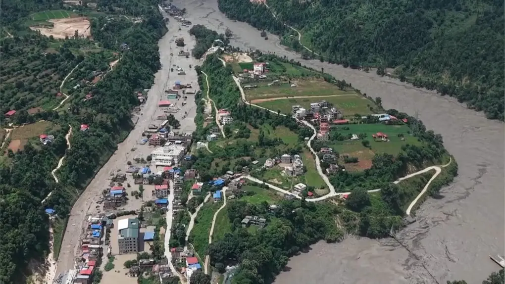 Riada en Nepal deja casi 600 muertos y miles de desaparecidos: China reanuda las labores de rescate