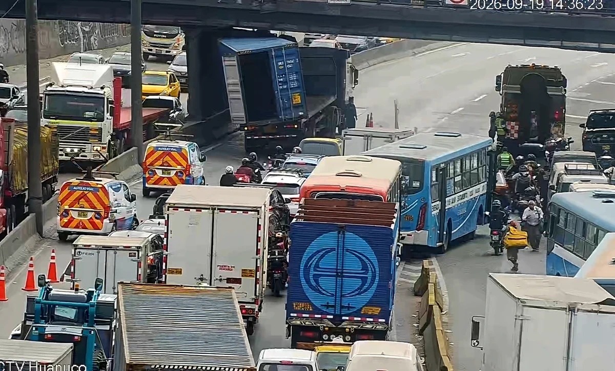 Camión queda atrapado bajo puente Balta en el Rímac
