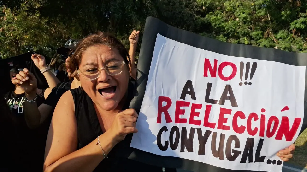 Ataúdes y coronas fúnebres contra la «reelección conyugal»